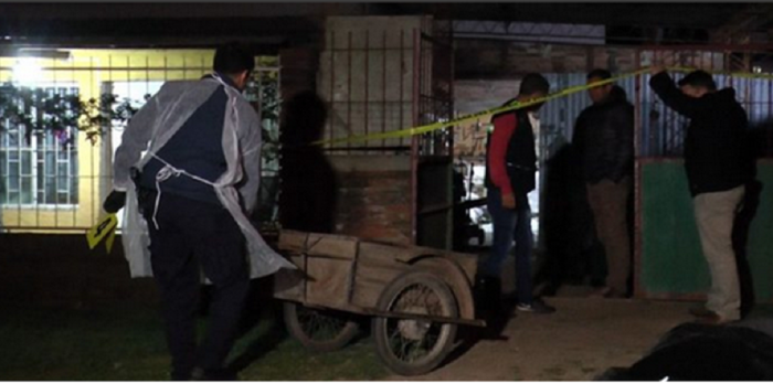 Personal policial trabajando en el domicilio de la víctima.