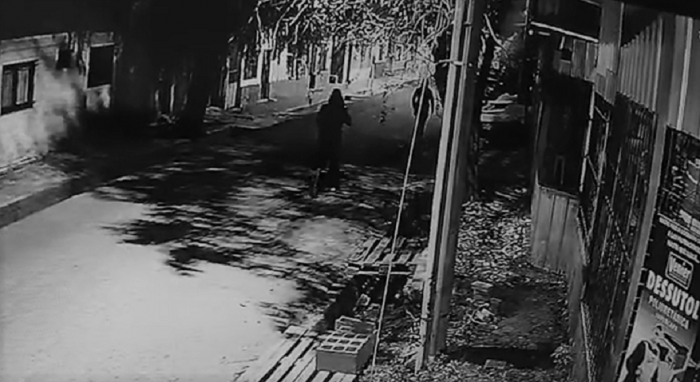 Dos personas fueron formalizadas por hurto a casa de familia en barrio López. Hombre y mujer caminando por la via pública con objetos hurtados.