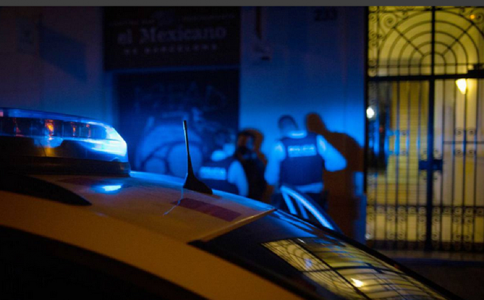 Policías deteniendo a persona contra la pared Policías deteniendo a persona contra la pared