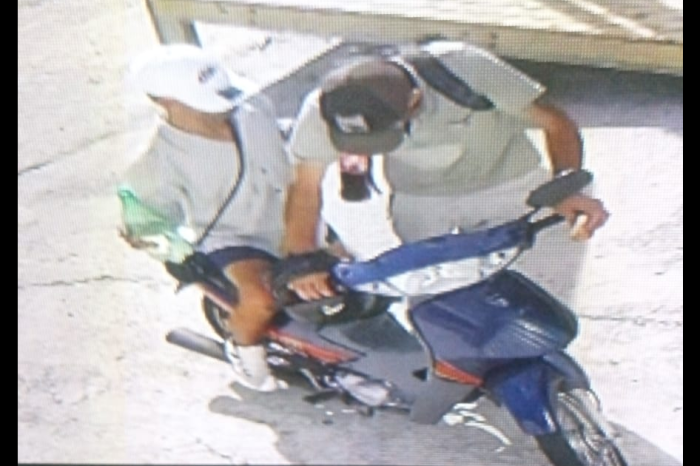 Dos condenados por hurto en una vivienda de Punta del Este dos hombres en una moto estacionada