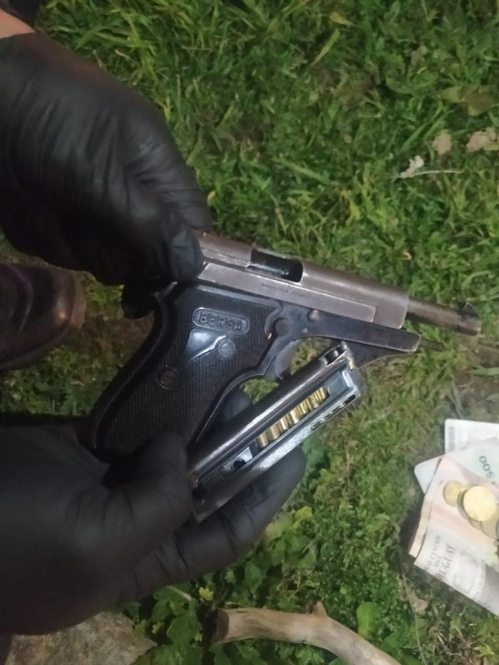 Un menor fue detenido con un arma de fuego y varias dosis de cocaína en el barrio Cerro Pelado de Ma Arma de fuego incautada a menor de edad