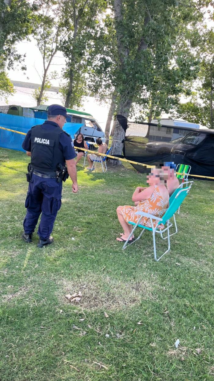 policías hablando con campamentistas