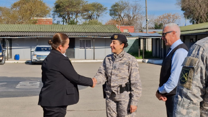 Ministro del Interior y Directora entregando reconocimientos