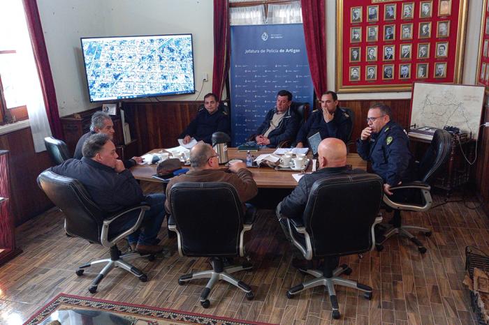 Representantes de Jefatura e Intendencia reunidos. Representantes de Jefatura e Intendencia reunidos.