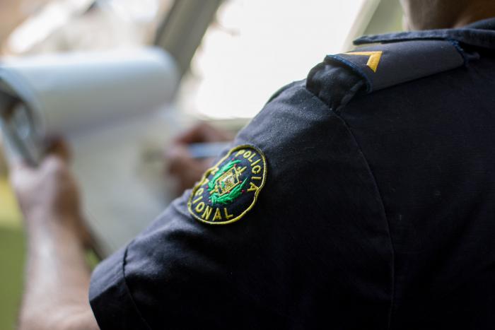 Policía con apuntes