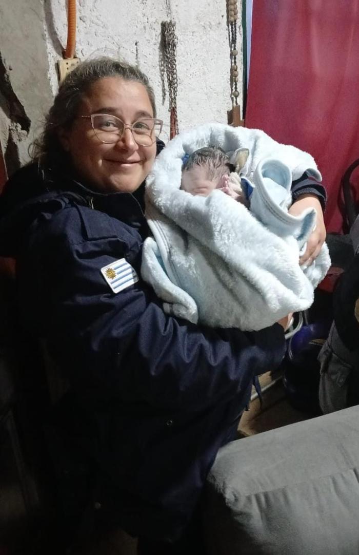 Policía que asistió el parto con el bebé