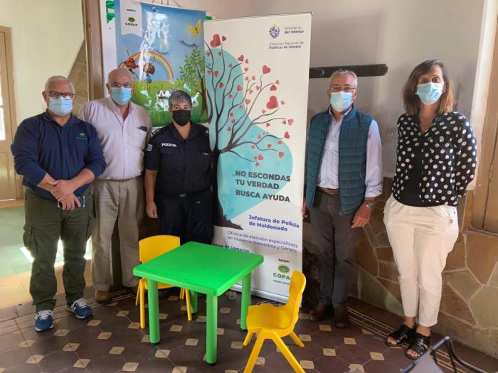 cinco personas posando para la foto, con motivo de la inauguración de una oficina en Aiguá