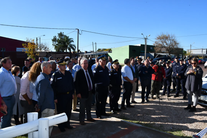 Ministro del Interior, Jefe de Policía y Comando junto a medios de prensa y público en general 