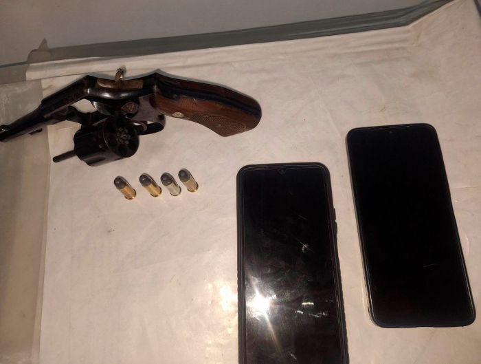 Revolver incautado, cuatro cartuchos y 2 telefonos Revolver incautado, cuatro cartuchos y 2 telefonos
