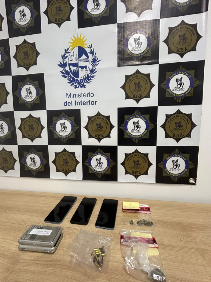 Incautacion en procedimiento antidrogas celulares, balazas y cogollos