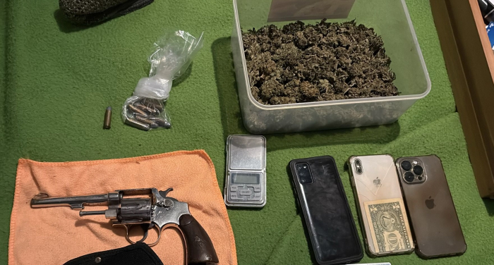 Incautación revolver celulares y cogollos 