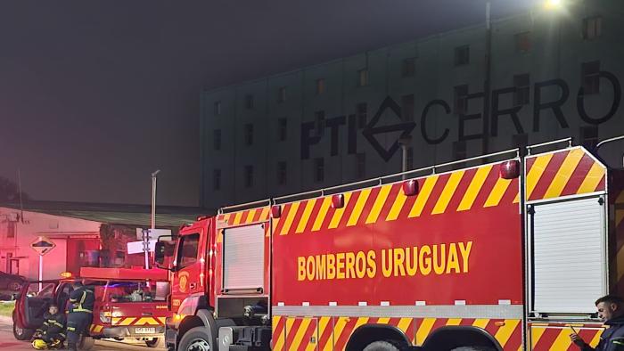 Camión de bomberos con edificio del PTI de fondo