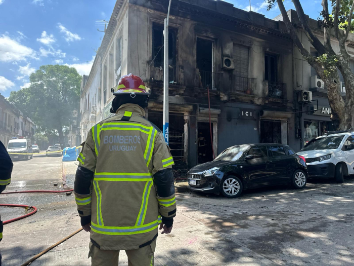 Bombero durante el incendio