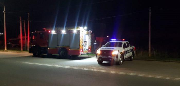 Hombre fallecio en la ciudad de Melo a causa del incendio en su vivienda precaria.. Vehículos oficiales del Destacamento de Bomberos y Seccional de la Jurisdicción.