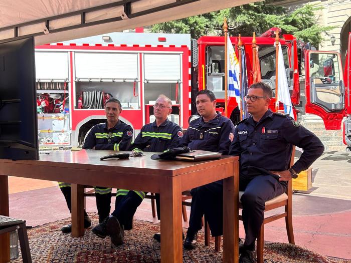 Intercambio con Bomberos de Chile Autoridades y técnicos de la DNB en conferencia con Bomberos de Chile