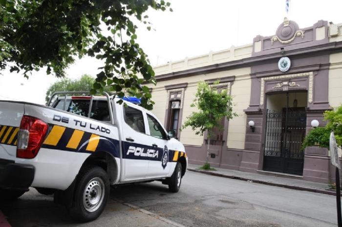 Movil Policial con fachada de la Jefatura