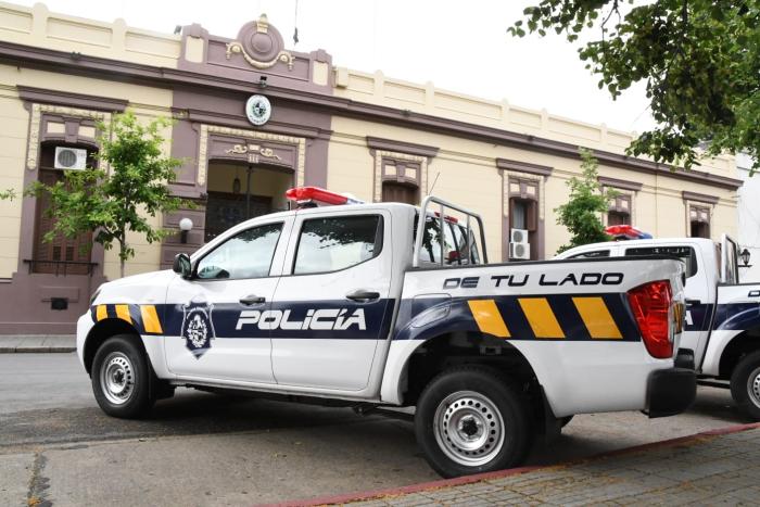 Frente de la Jefatura de Florida y Móvil policial Frente de la Jefatura de Florida y Móvil policial