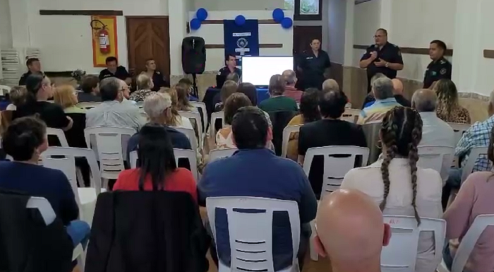 Jefe Crio. Gral Eduardo Daurnauchans hablando parado en cierre de Escuela de Seguridad Ciudadana