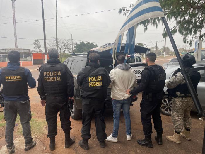 Policías de Interpol Uruguay y de la policía brasilera trasladando al extraditado Policías de Interpol Uruguay y de la policía brasilera trasladando al extraditado