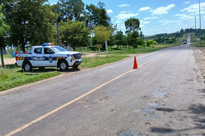 Móvil policial en control en Ruta. Móvil policial en control en Ruta.