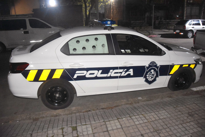 Móvil policial estacionado Móvil policial estacionado