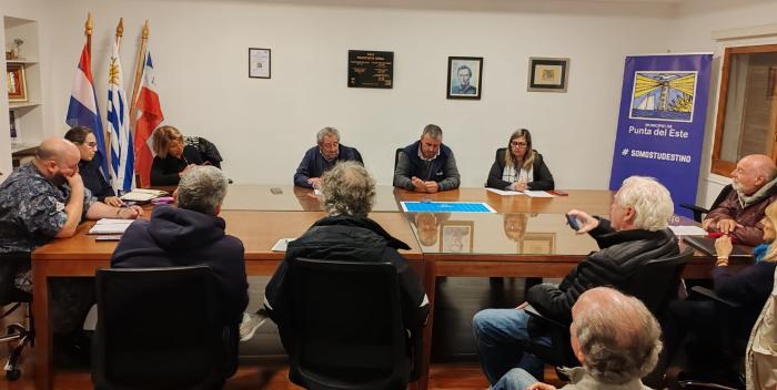 Reunión de personas sentadas entorno a una mesa
