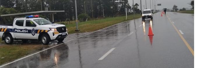 camioneta policial estacionada al costado de la ruta