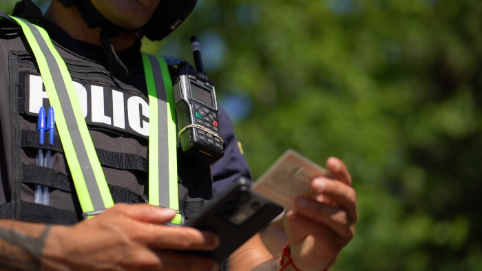 Policía chequeando datos de un documento
