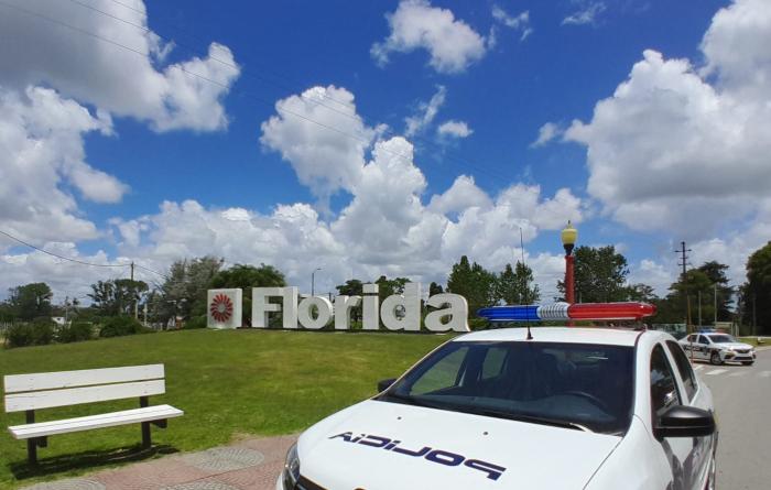 Móvil policial y cartel de las letras de Florida