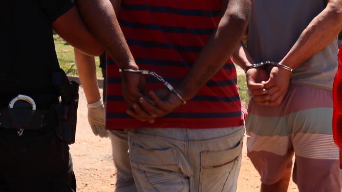 Detenidos esposados