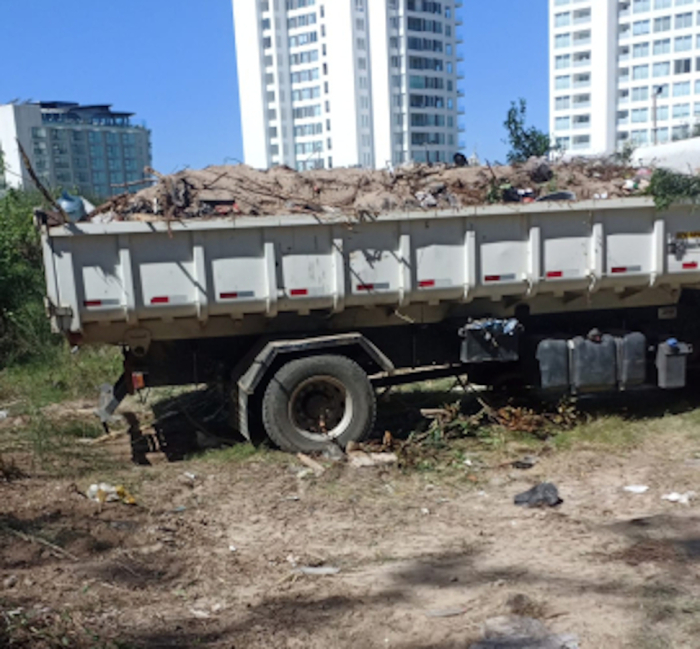 Camión en terreno baldío.