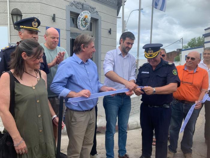 Ministro del interior cortando cinta de inauguración