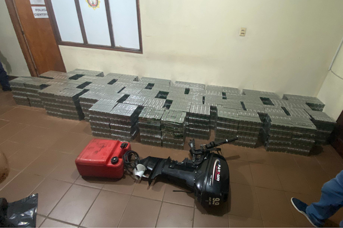 Cigarrillos y motor fuera de borda