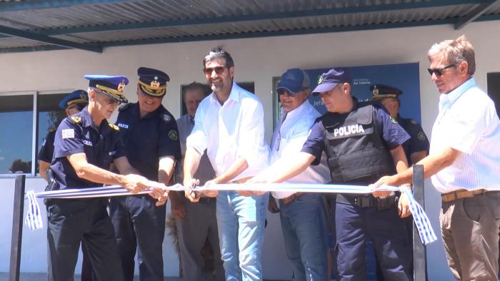 Autoridades cortando la cinta de inauguración