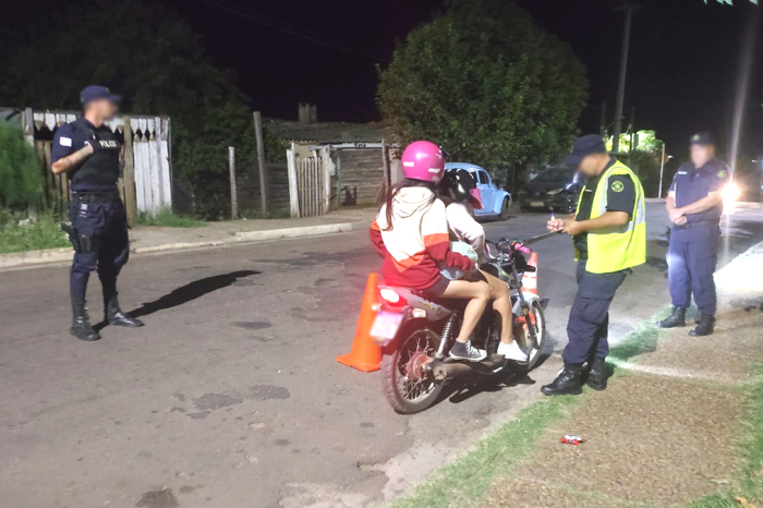 Motocicleta con 2 ocupantes en control policial con 3 policías Motocicleta con 2 ocupantes en control policial con 3 policías