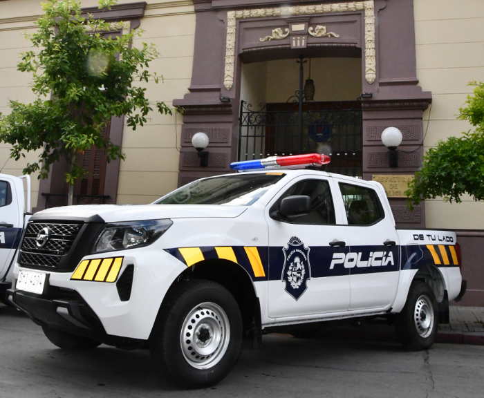 Movil frente a Jefatura de Florida