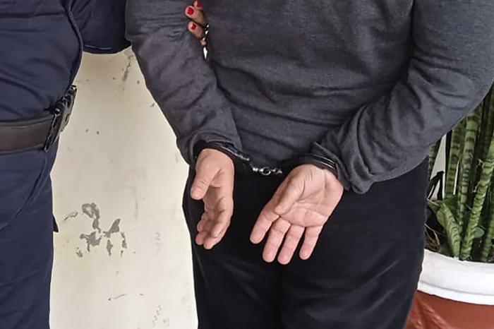 Mujer esposada. Mujer esposada.