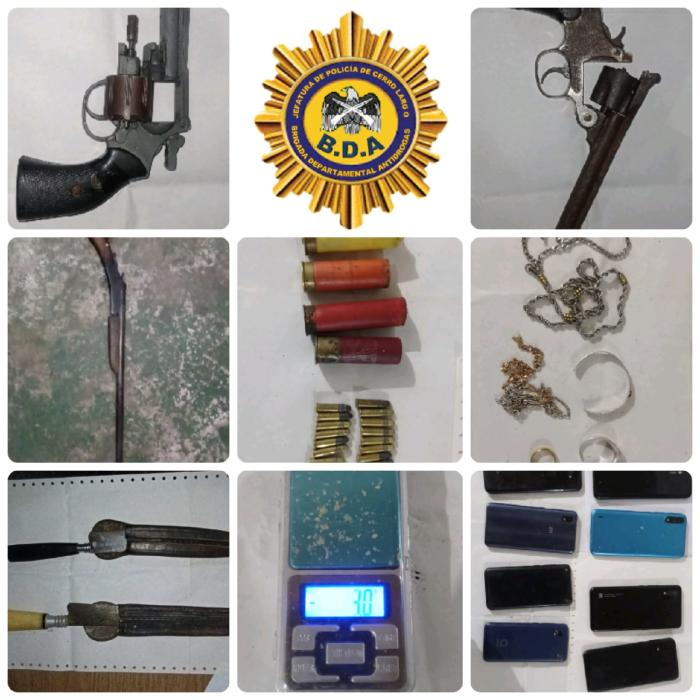 Personal de la Brigada Antidrogas desarticula boca de drogas en Melo. Armas, teléfonos celulares, municiones, cuchillos incautados en domicilio de los imputados.