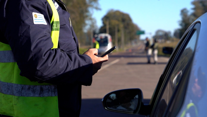 Operativo policial con énfasis en controles vehiculares y prevención del delito Policía realiza control vehicular en ruta durante operativo preventivo y de seguridad pública.