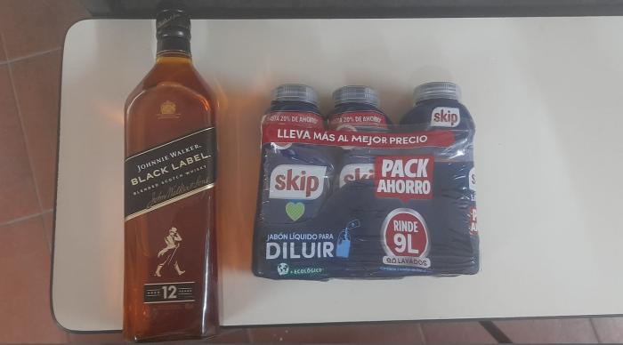Objetos incautados a la mujer botella de whisky y pack de jabones incautados a la mujer