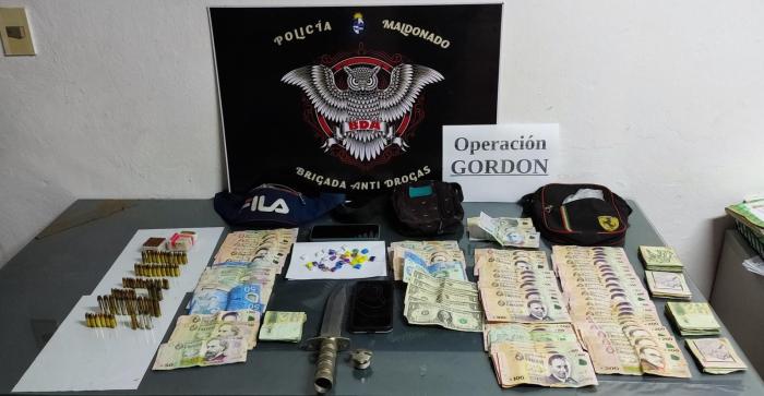 “Operación Gordon” exibición de lo incautado: envoltorios con droga, cartuchos de varios calibres, dinero en efectivo