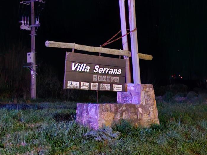 Cartel de ingreso a Villa Serrana 