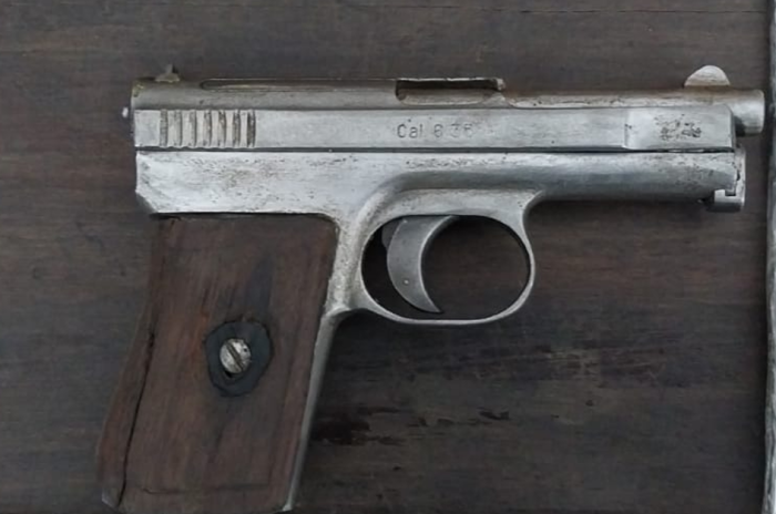Un hombre que arrojó una pistola a una casa en Playa Pascual fue detenido por la Policía Un hombre que arrojó una pistola a una casa en Playa Pascual fue detenido por la Policía