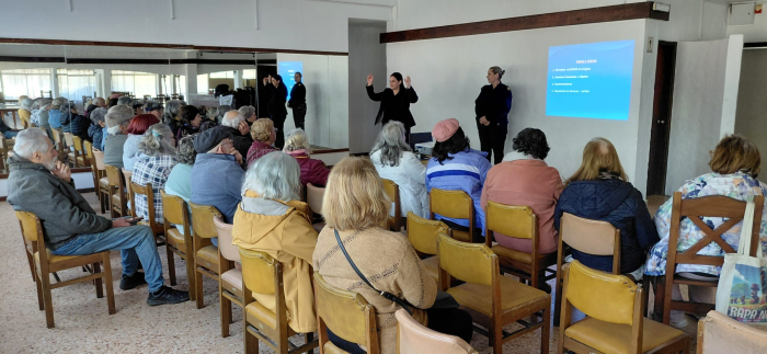Se brindó charla de prevención de estafas en Piriápolis Charla de prevencion de estafas en Piriápolis