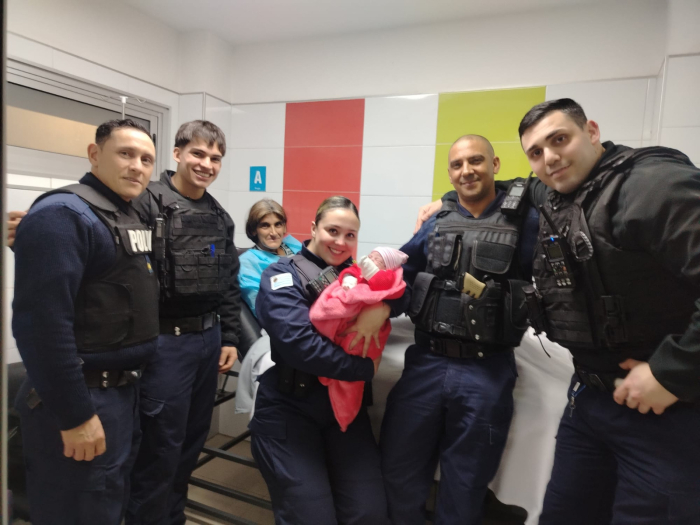 Policías que asistieron el parto con la mamá y la bebé Policías que asistieron el parto con la mamá y la bebé