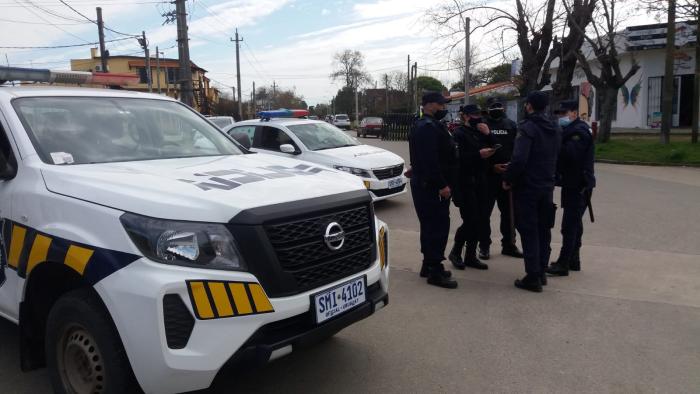 Policías trabajando
