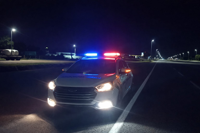 Patrullero patrullando en la noche Patrullero patrullando en la noche