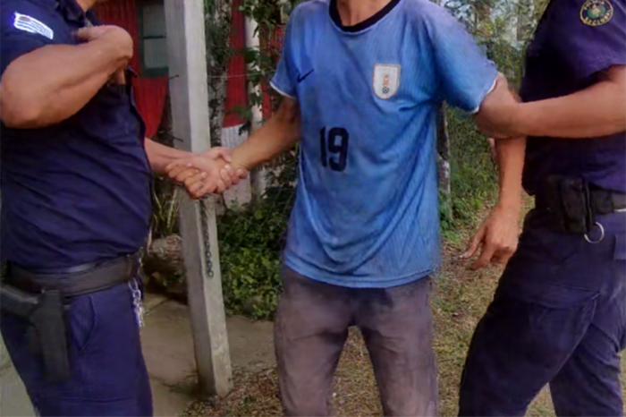 Persona detenida por la policía.