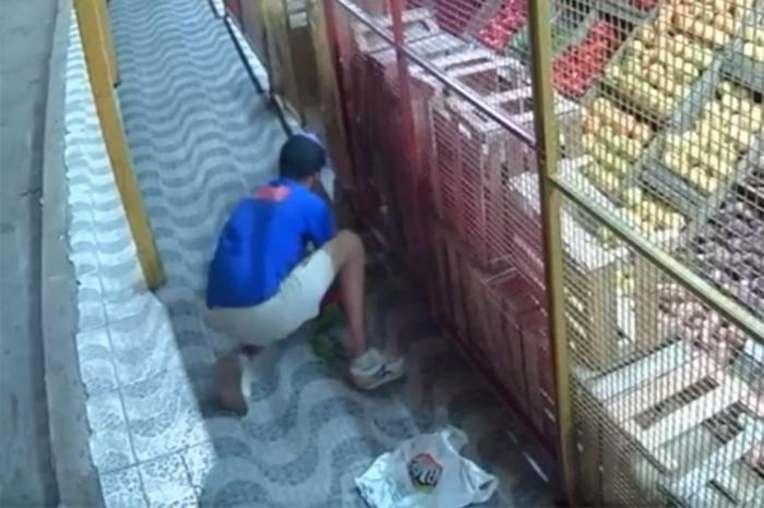 Persona hurtando en comercio.