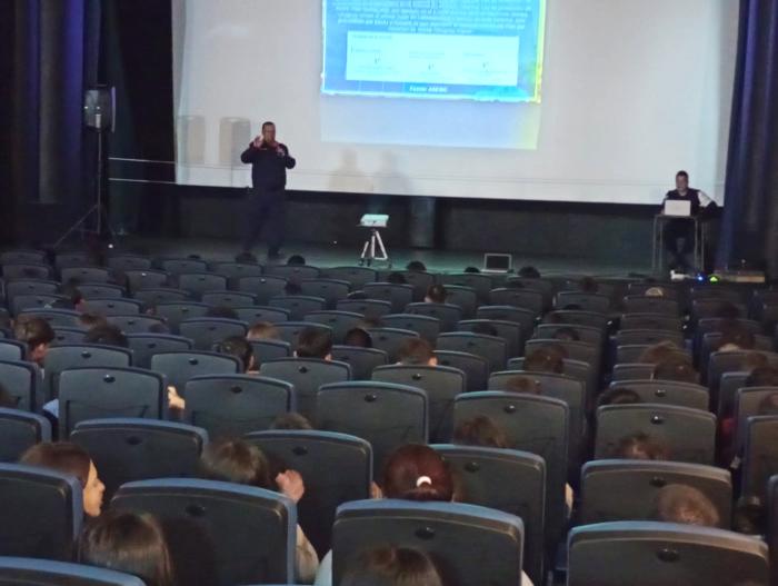 Personal de Policía Comunitaria exponiendo en Cine Teatro Norte Bella Unión Personal de Policía Comunitaria exponiendo en Cine Teatro Norte Bella Unión
